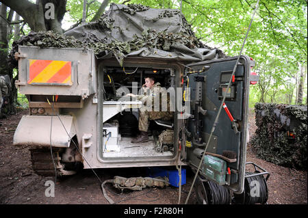 Esercito britannico operatore radio durante l'esercizio, Gran Bretagna, Regno Unito Foto Stock