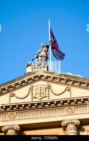 Britannia azienda scale di giustizia, top Guildhall edificio, bagno, Somerset, Inghilterra, Regno Unito Foto Stock