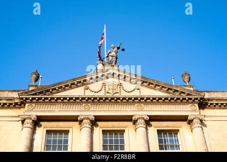 Britannia azienda scale di giustizia, top Guildhall edificio, bagno, Somerset, Inghilterra, Regno Unito Foto Stock