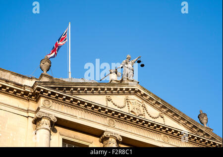 Britannia azienda scale di giustizia, top Guildhall edificio, bagno, Somerset, Inghilterra, Regno Unito Foto Stock