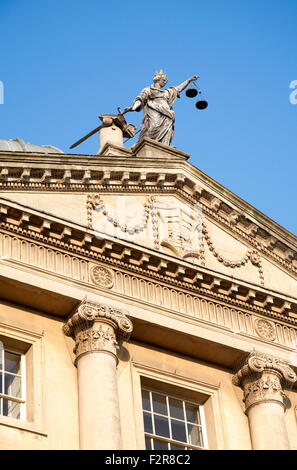 Britannia azienda scale di giustizia, top Guildhall edificio, bagno, Somerset, Inghilterra, Regno Unito Foto Stock