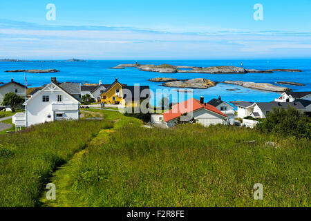 Vista sul villaggio di pescatori di Bud al mare, comune Fraena, Penisola Romsdal Møre og Romsdal, Norvegia Foto Stock