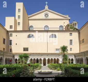 Il cortile e il chiostro del monastero, la basilica di San Paolo fuori le mura, papale di San Paolo fuori le mura a Roma, lazio, Italy Foto Stock