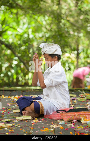 Cerimonia Religiosa all'acqua santa tempio di Tirta Empul durante il festival di Kuningan, Tampaksiring , Bali, Indonesia Foto Stock