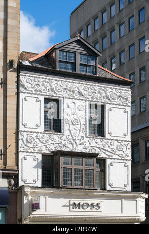 Edificio del XIX secolo con degli anni cinquanta pargetting, Northumberland Street, Newcastle-upon-Tyne, North East England, Regno Unito Foto Stock