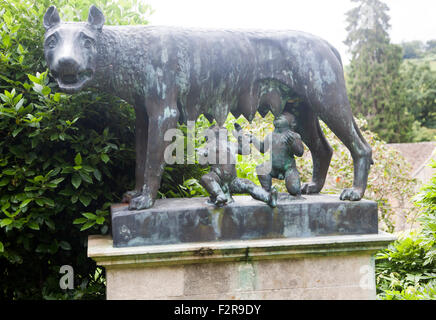 Romolo e Remo wolf madre, italianamente i giardini progettati da Ainsworth Harold Peto a Iford Manor, Wiltshire, Inghilterra, Regno Unito Foto Stock