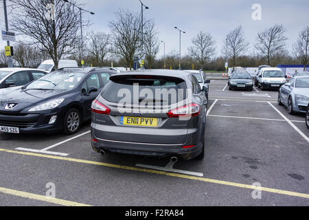 Sconsiderata di un parcheggio, UK. La stessa immagine senza targa è disponibile. (Vedi immagine rif.: F2RA88) Foto Stock