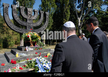 Kiev, Ucraina. Il 22 settembre, 2015. I membri dell'agenzia "Interfax-Ukraine', offrire preghiere dopo la sfilata durante la 74anniversario di Babi Yar tragedia presso il monumento di 'Menorah'. © Nazar Furyk/Pacific Press/Alamy Live News Foto Stock