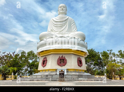 Grande statua del Buddha presso la Pagoda Long Son in Nha Trang Vietnam Foto Stock