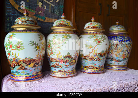 Il Benjarong e di artigianato tradizionale thai cinque colori di base in ceramica di stile per mostrare e vendere per il viaggiatore a divieto Don Kai Dee Foto Stock