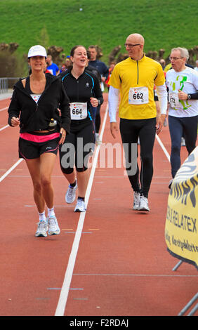 La 65th edition porta Dwars Dordt domenica 1 aprile 2012. Voce maschile e femminile in fase di riscaldamento sulla pista prima della gara Foto Stock