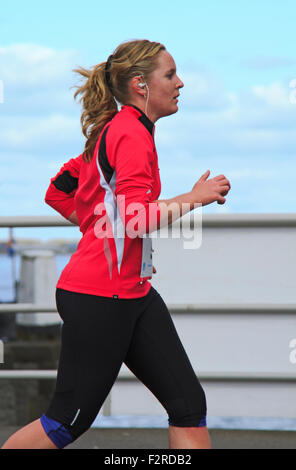 La 65th edition porta Dwars Dordt domenica 1 aprile 2012. Runner donna vestita in rosa nel 10km di gara Foto Stock