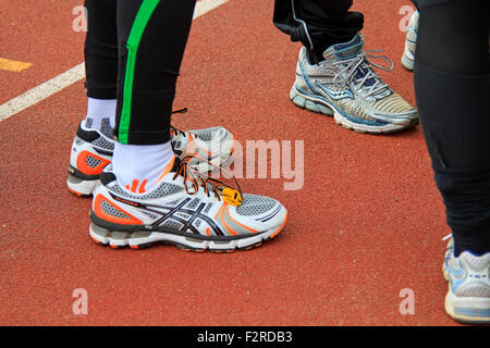 La 65th edition porta Dwars Dordt domenica 1 aprile 2012. Guide di scorrimento in piedi in un gruppo sulla pista prima della gara Foto Stock
