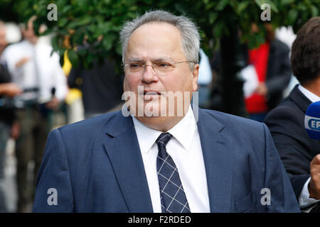 Atene, Grecia. 23 Sep, 2015. Ministro degli Affari esteri greco Nikos Kotzias reagisce come giornalisti chiedere una dichiarazione dopo il nuovo governo per il giuramento nella cerimonia al Palazzo Presidenziale di Atene. Nonostante leftwing leader Alexis Tsipras politica " U-turn, egli è stato rieletto con un ampio margine in ultimo weekend di elezioni generali, e nuovamente formato un governo di coalizione con un piccolo partito di destra, i Greci indipendenti. Credito: Aristidis Vafeiadakis/ZUMA filo/Alamy Live News Foto Stock