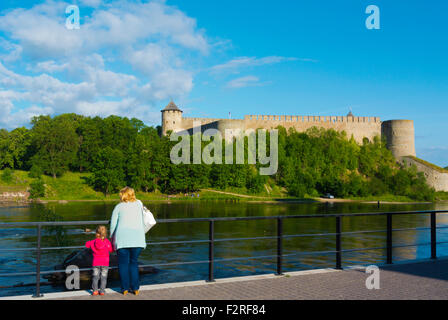 Madre e chlld guardando Ivangorod castello in Russia, dal Narva, Ida-Viru County, Estonia orientale Foto Stock