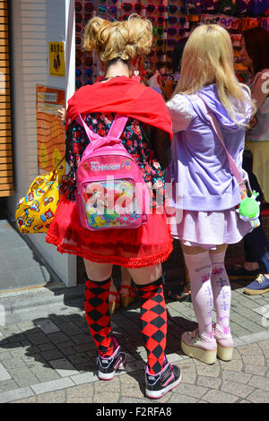 Due ragazze in bicchieri di stand. Harajuku di Tokyo. Foto Stock