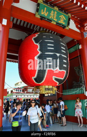 Gigante lanterna rossa. Kaminarimon gate. Asakusa, Tokyo. Foto Stock