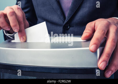 Un imprenditore è distruzione di documenti importanti Foto Stock