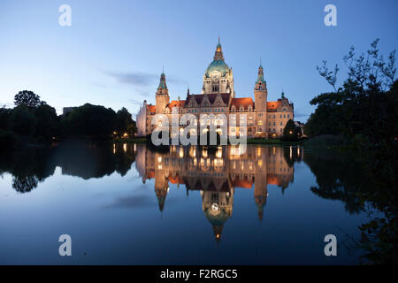 Il nuovo municipio e il lago Masctheich ad Hannover al crepuscolo, Bassa Sassonia, Germania Foto Stock