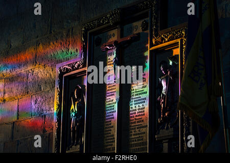 Trasmesso il vetro macchiato di colori su il memoriale di guerra, la chiesa di San Lorenzo, Measham, Leicestershire, England, Regno Unito Foto Stock