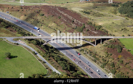 Vista aerea del famoso Scammonden ponte sull'autostrada M62, Regno Unito Foto Stock