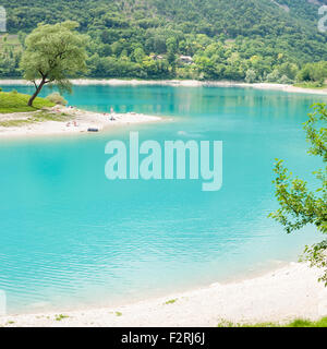 Le acque turchesi del lago di Tenno, vicino a Riva del Garda Trentino, Italia Foto Stock