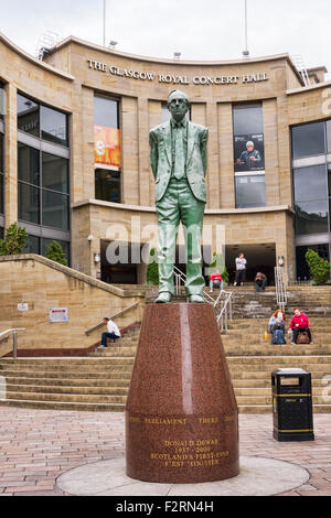 Statua di Donald Dewar, Scozia il primo Primo Ministro, al di fuori del Glagow Royal Concert Hall di Glasgow, Scotland, Regno Unito. Foto Stock