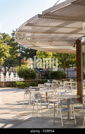 Outdoor Cafe tabelle lungo la Main Street presso il Centro per la pace a downtown Greenville, nella Carolina del Sud. Foto Stock