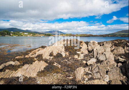 Castletownbere Harbour, Bantry Bay, penisola di Beara, County Cork, Irlanda, con fame Hill e bere isola in background Foto Stock