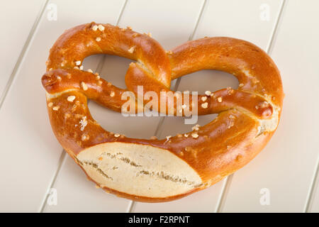 Un pretzel è un tipo di pane cotto prodotto realizzato da impasti più comunemente conformato in un nodo. Foto Stock