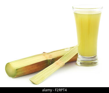 Pezzo di succo di canna da zucchero in un bicchiere Foto Stock