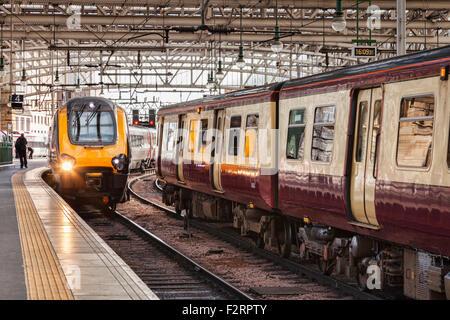 Treno in avvicinamento a piattaforma, la Stazione Centrale di Glasgow, Glasgow, Scotland, Regno Unito. Foto Stock