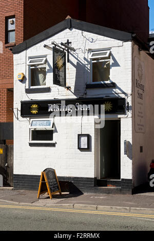 Il Rising Sun public house, Lloyd Street, Manchester, Inghilterra, Regno Unito Foto Stock