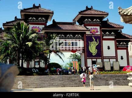 San Ya / Hainan in Cina: l'imponente cancello di ingresso per il Sanya Nanshan (South Mountain) Tempio Foto Stock