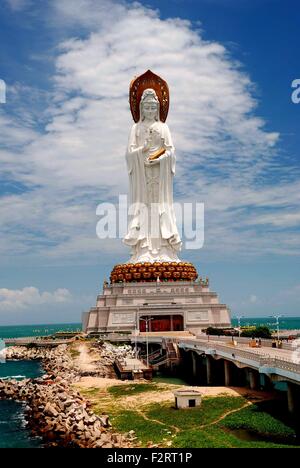 / Sanya Hainan in Cina: impostare su un piccolo uomo fatto isola nel mare di 108 metri ad alta Bodhisattva Guan Yin statua del Buddha * Foto Stock