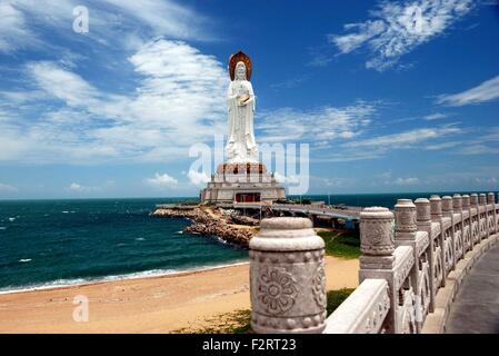 / Sanya Hainan in Cina: impostare su un piccolo uomo fatto isola nel mare di 108 metri ad alta Bodhisattva Yin Buddha * Foto Stock