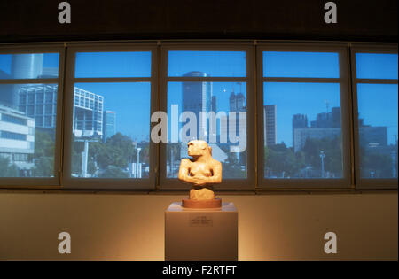 Medio Oriente, Tel Aviv Yafo, Israele: Tel Aviv Museum of Art, arte contemporanea, scultura, Windows e sullo skyline Foto Stock