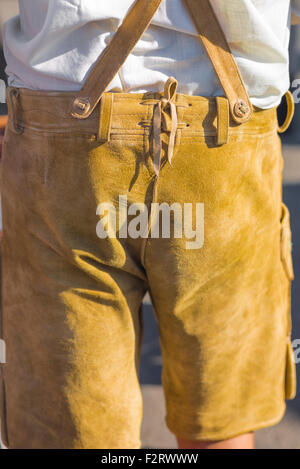 Lederhosen Austria, vista posteriore di un uomo austriaco indossando un paio di tradizionali lederhosen pantaloncini, Vienna, Austria. Foto Stock