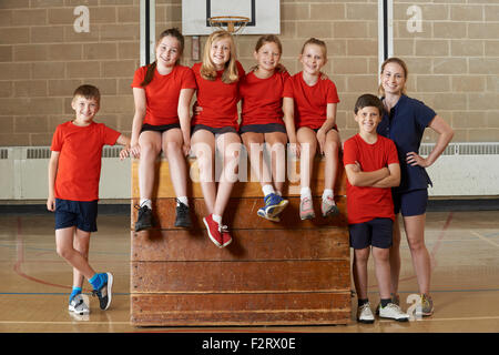 Ritratto di scuola Team Palestra seduto sul cavallo di Vaulting Foto Stock