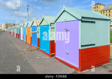 Cabine sulla spiaggia, UK. Cabine sulla spiaggia, sul lungomare di Hove, East Sussex, Inghilterra, Regno Unito. Foto Stock