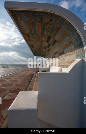 1930 Art Deco rifugio sul lungomare, promenade a Warrior Square, St Leonards on Sea, East Sussex, England, Regno Unito Foto Stock