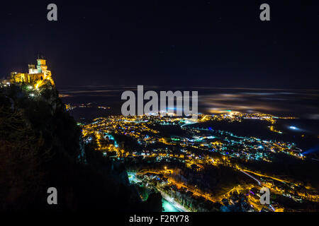 La città di Rimini e Repubblica di San Marino di notte Foto Stock