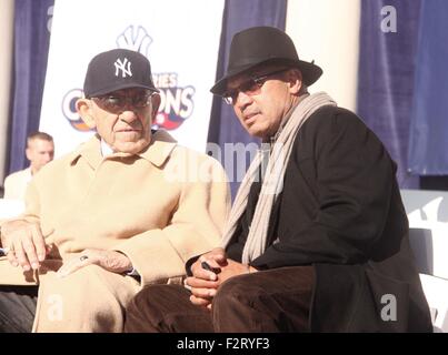 File. 23 Sep, 2015. YOGI BERRA, la Hall of Fame catcher e Major League Baseball allenatore famoso tanto per il suo unico modo di trasformare una frase come il suo record di 10 Serie Mondiale campionati con i New York Yankees, è morto. Egli è stato 90. Nella foto: Nov 06, 2009 - New York New York, Stati Uniti d'America - leggende di baseball (L-R) Yogi Berra e Reggie Jackson partecipare alla cerimonia per New York Yankees celebrazione della XXVII World Series Championship tenutosi presso il Municipio. (Credito Immagine: © Nancy Kaszerman/ZUMA Press) Foto Stock