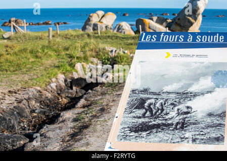 Aprire il forno ad aria per bruciare le alghe per ottenere soda per produzione di iodio, Meneham / Menez Hom lungo il litorale Kerlouan, Brittany Foto Stock