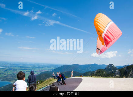 SCHWANGAU, Germania - 23 agosto: Sconosciuto parapendio sul Monte Tegelberg a Schwangau, Germania il 23 agosto 2015. Foto Stock