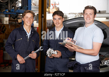 Mechanic insegnamento tirocinanti in Garage officina Foto Stock