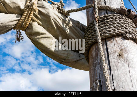 Montante di vecchi e logori armamento di una nave a vela Foto Stock