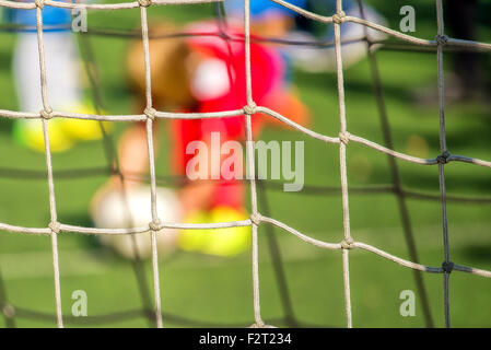 Ragazzi che giocano a calcio, calcio di rigore, defocussed blur sport immagine di sfondo Foto Stock