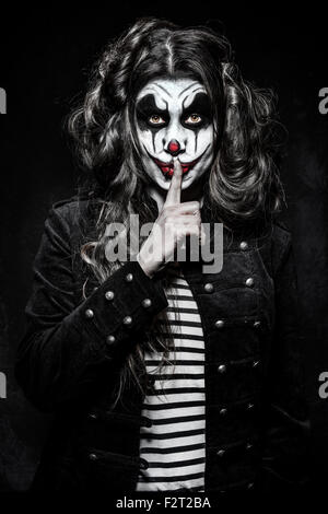 Un male spaventoso clown ragazza con un perfido trucco Foto Stock