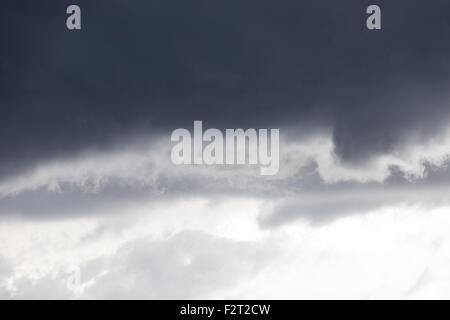 Scuro grigio minaccioso nuvole temporalesche - drammatico sky. Foto Stock